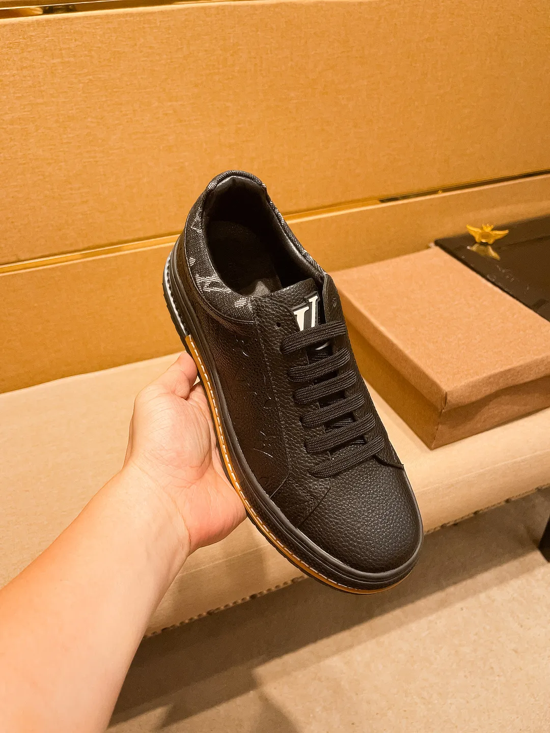 Men's shoes 💰 420💰👍【LV】🔥🔝Louis Vuitton, high-end men's shoes brand, official website 1:1 latest masterpiece: the upper is made of Italian imported first-layer cowhide🔥Official website original special technical cloth fabric matching🔥Original comfortable and breathable lining➕Original designated non-slip outsole🔥Make walking more convenient and comfortable! An exclusive new model, a stunning work, a beautiful 1:1 replica [color] compared to the official quality! Create a fashionable personality to set off your uniqueness! A must-have for trendy men! 🔥, sizes: 38-44. color:.     2⃣️colors available🔥